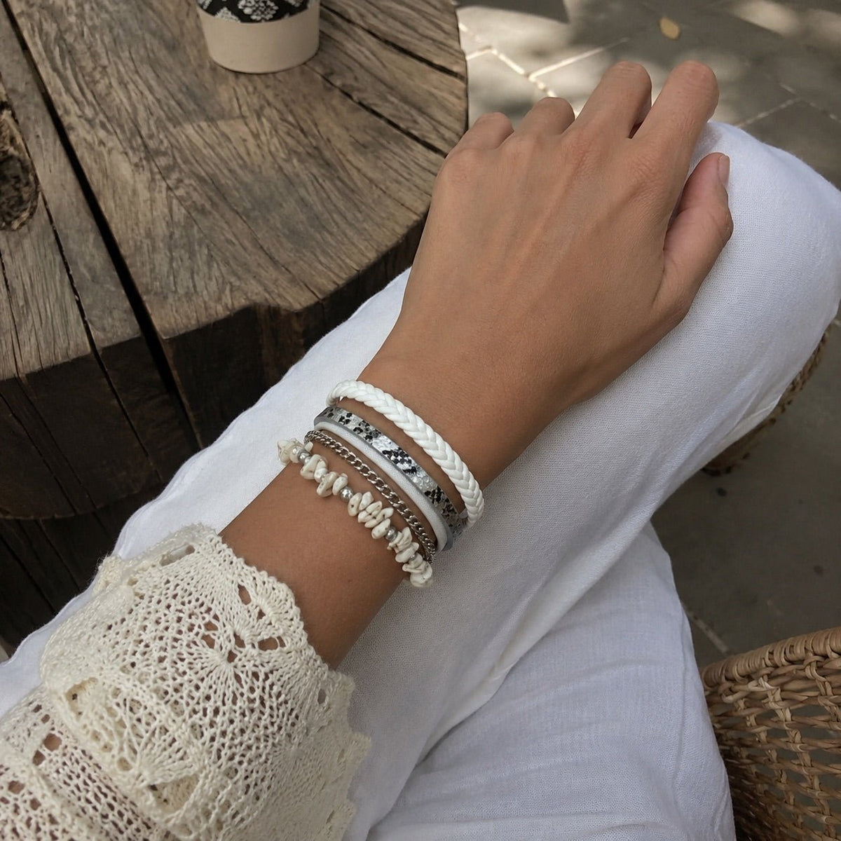 Bracciale multigiro da donna, pietre di turchese bianco, acciaio inox argentato, chiusura magnetica, modello Iggy