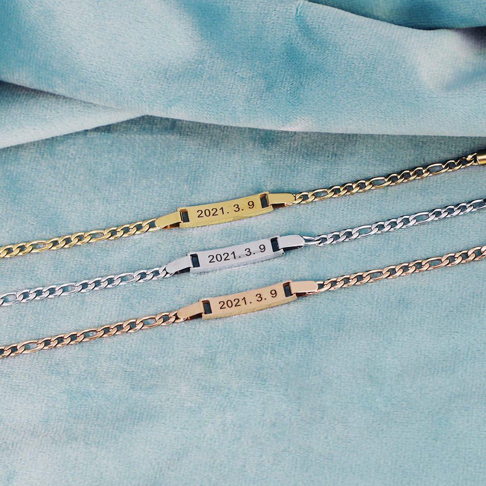 Bracelets naissance personnalisables en maille gourmette fine, plaques gravées date, acier doré et argenté variation.