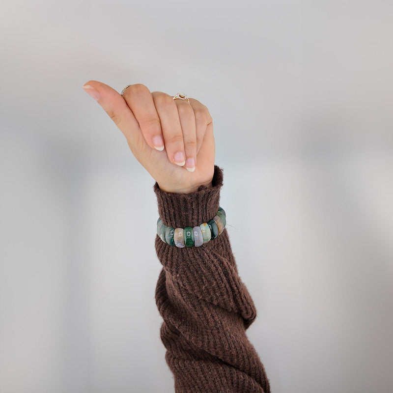 Bracelet élastique en pierres d'agate indienne multicolores, couleurs vertes, rouges et beiges, style naturel et estival.