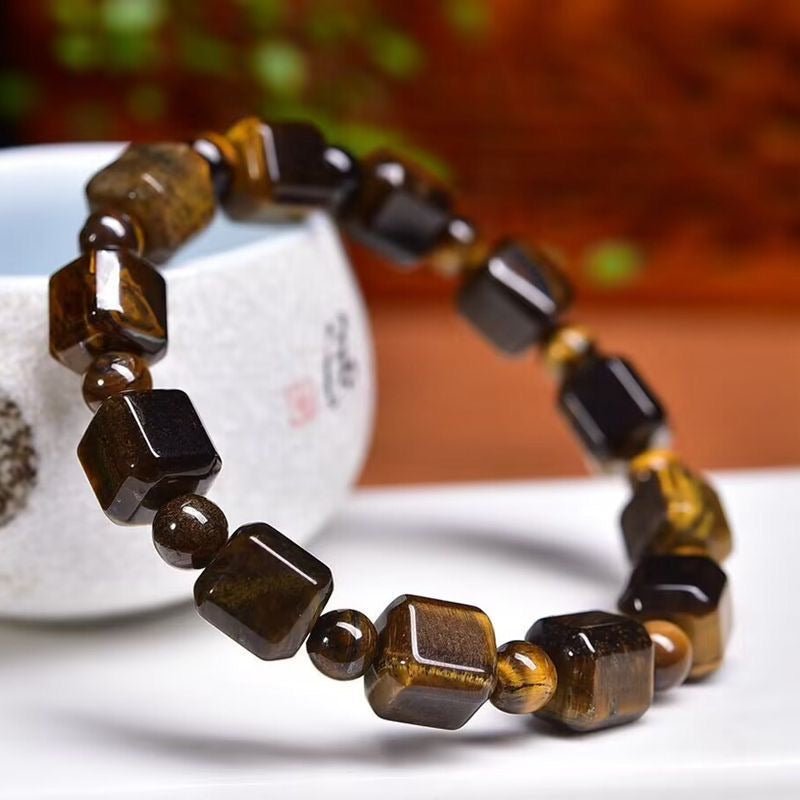Bracelet naturel en pierres d'oeil de tigre cubiques, apporte force et sérénité, modèle Ziza - La Boutique du Bracelet