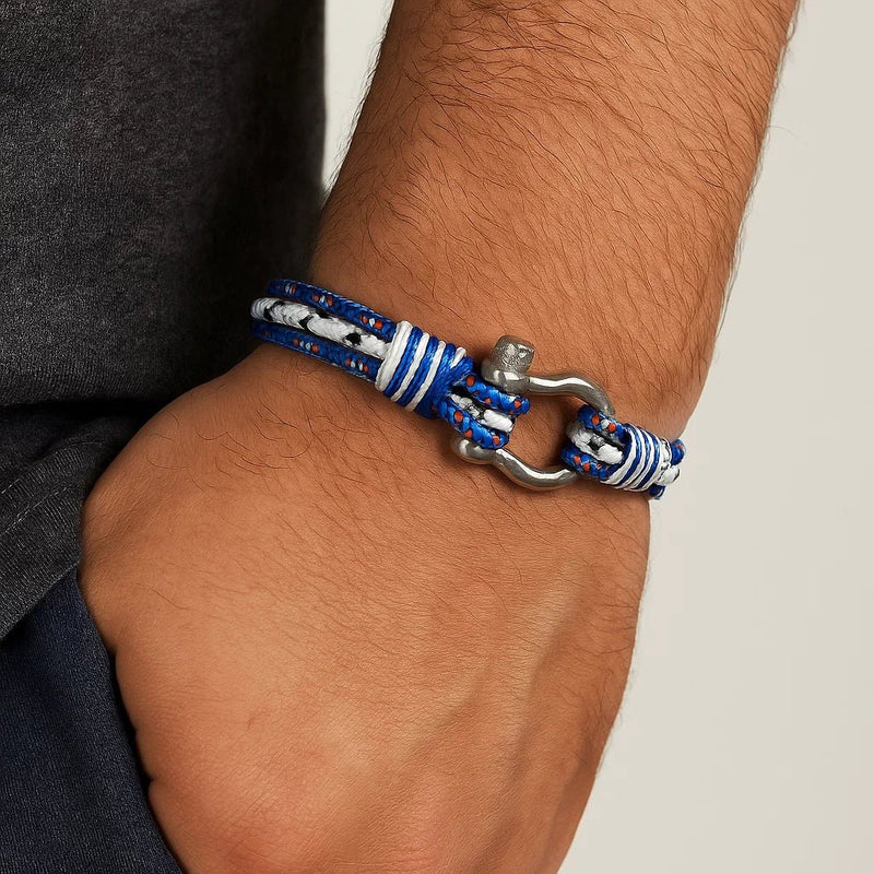 Bracelet nautique triple cordon bleu et blanc en nylon avec mousqueton en acier inoxydable style marin.