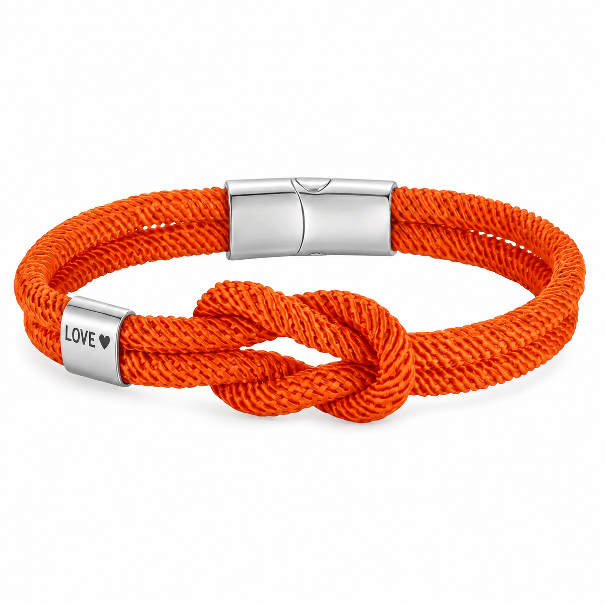 Bracelet Nono Orange et argent, embout métallique gravé LOVE ♥ près du nœud marin, posé de face sur fond blanc