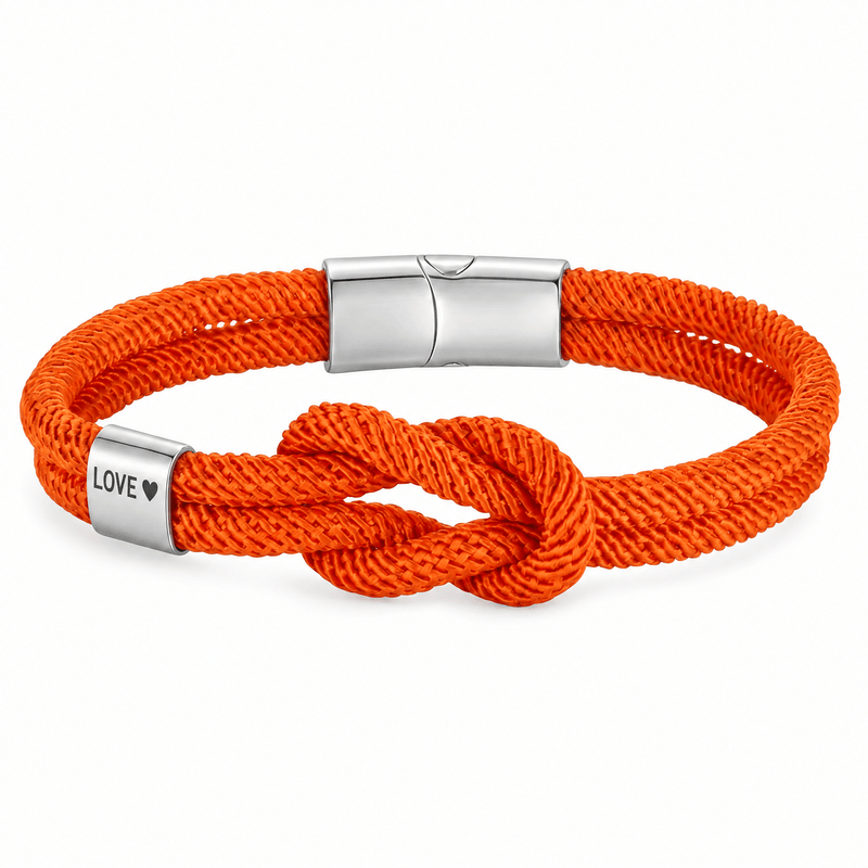 Bracelet Nono Orange et argent, embout métallique gravé LOVE ♥ près du nœud marin, posé de face sur fond blanc
