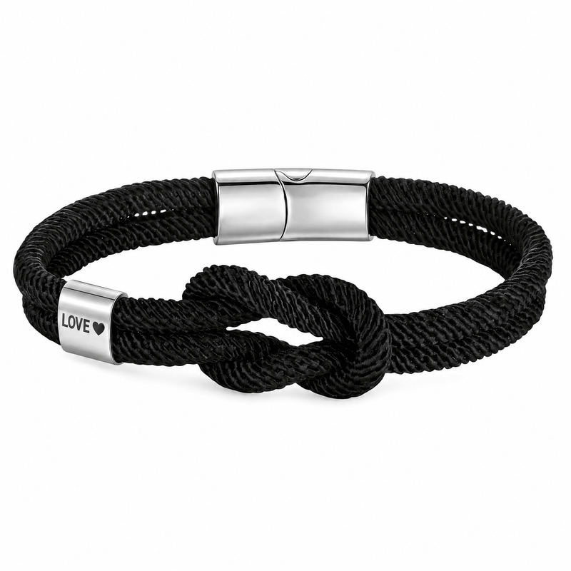 Bracelet Nono Noir et argent, embout métallique gravé LOVE ♥ près du nœud marin, posé de face sur fond blanc