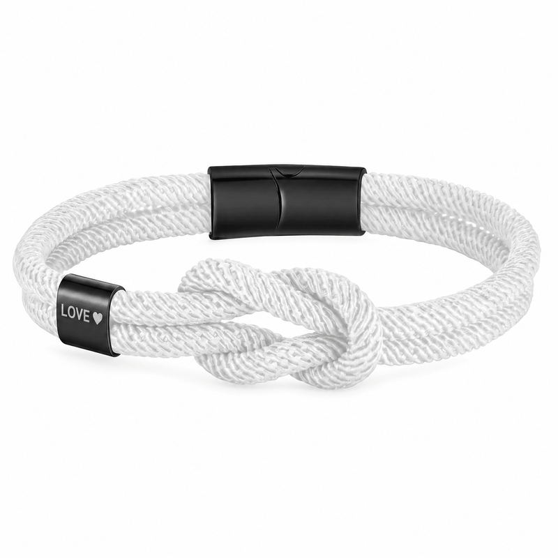 Bracelet Nono Blanc et noir, embout métallique gravé LOVE ♥ près du nœud marin, posé de face sur fond blanc