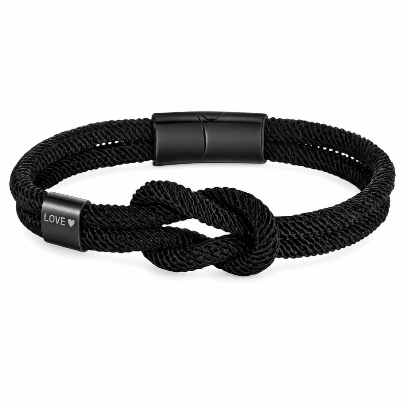Bracelet Nono Noir et noir, embout métallique gravé LOVE ♥ près du nœud marin, posé de face sur fond blanc