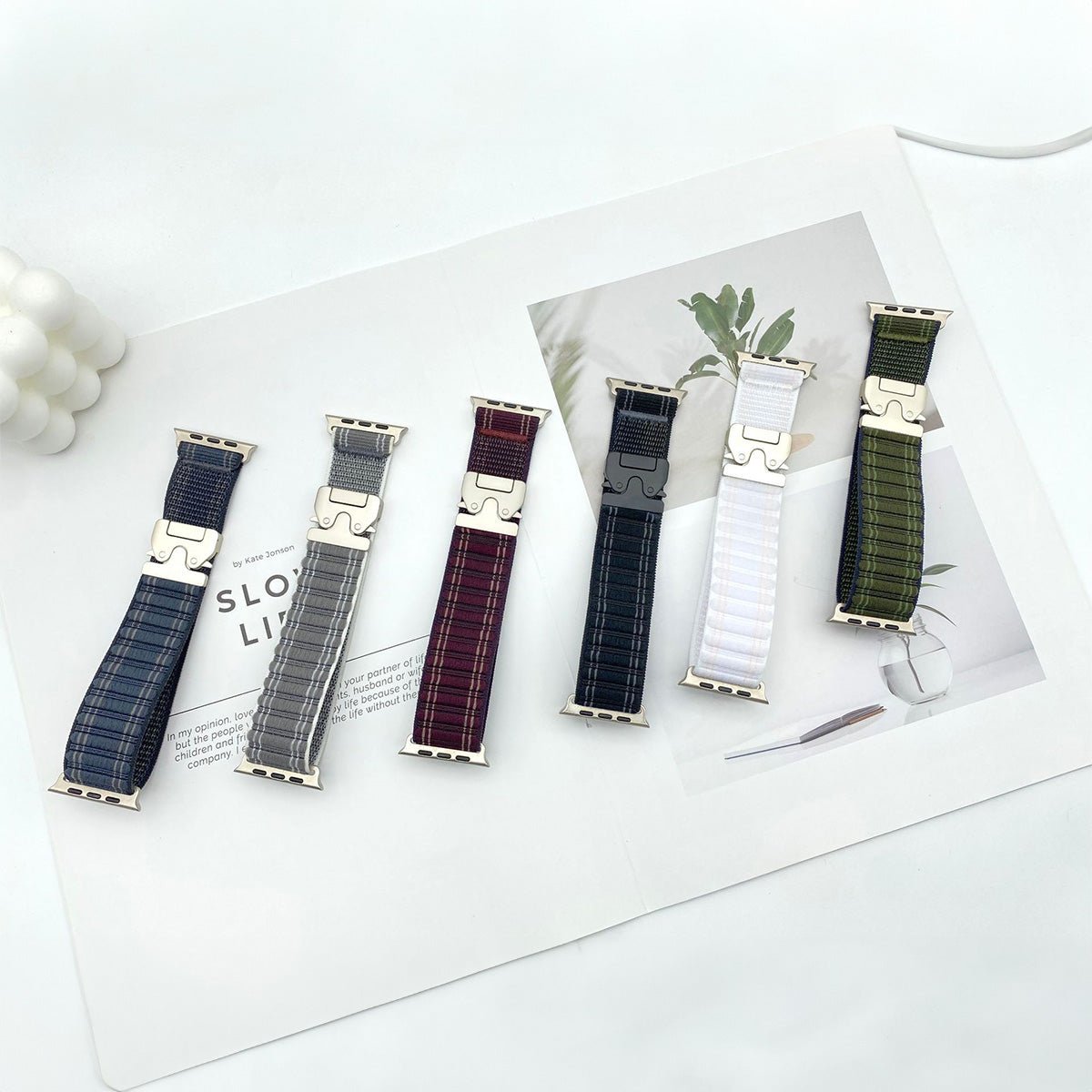 Bracelets nylon réglables pour Apple Watch, couleurs variées avec boucle parachute argenté.