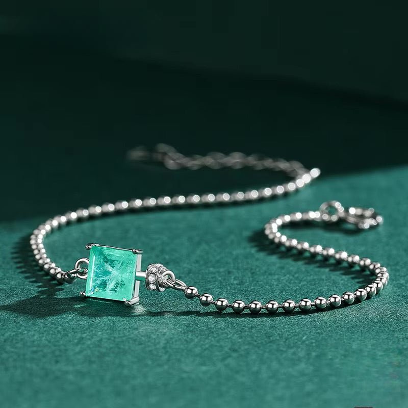 Bracelet en argent sterling avec pierre carrée turquoise montée sur chaîne à billes fines.