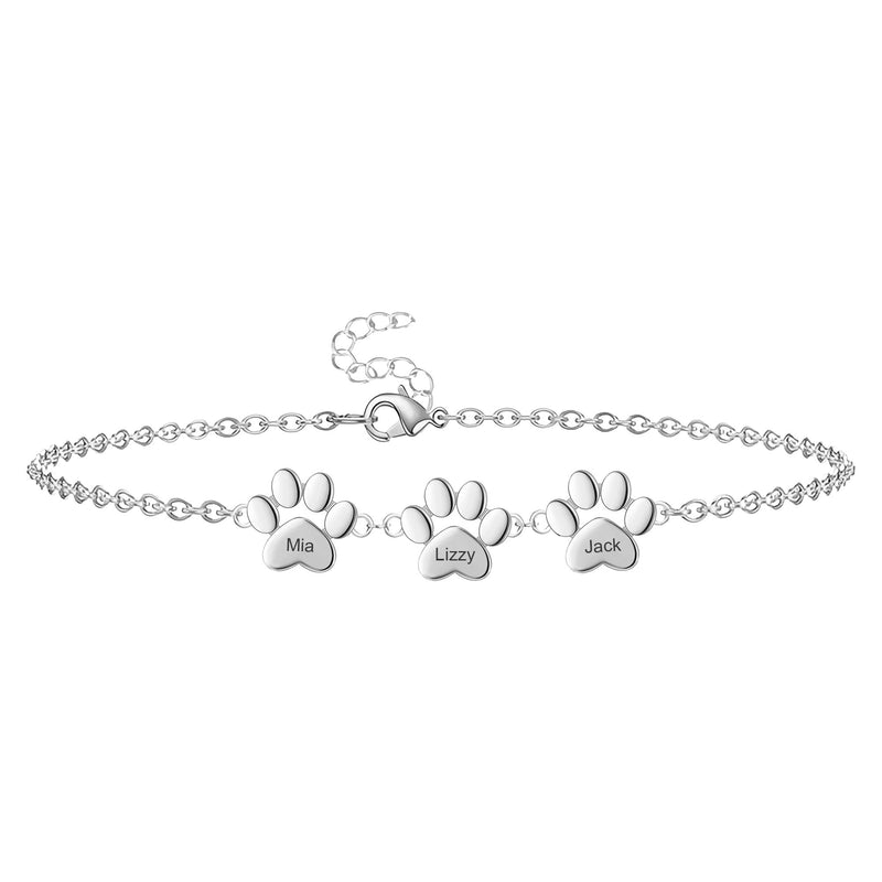 Bracelet en acier inoxydable argenté avec trois pendentifs pattes gravés "Mia", "Lizy", "Jack" et chaîne réglable.