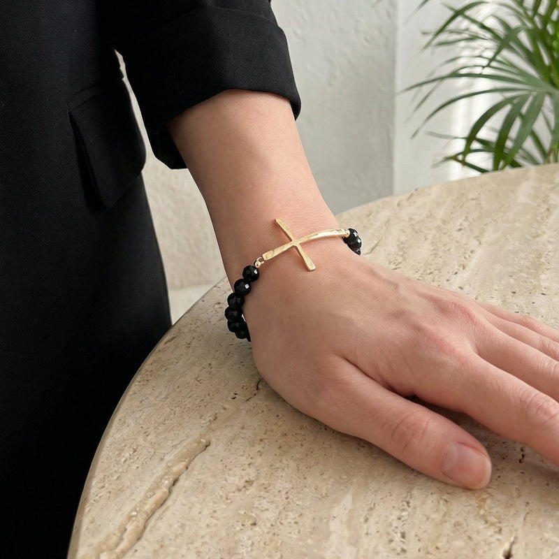 Bracelet perles cristal facettées, croix dorée centrale, bijou religieux élégant et lumineux, modèle Faith