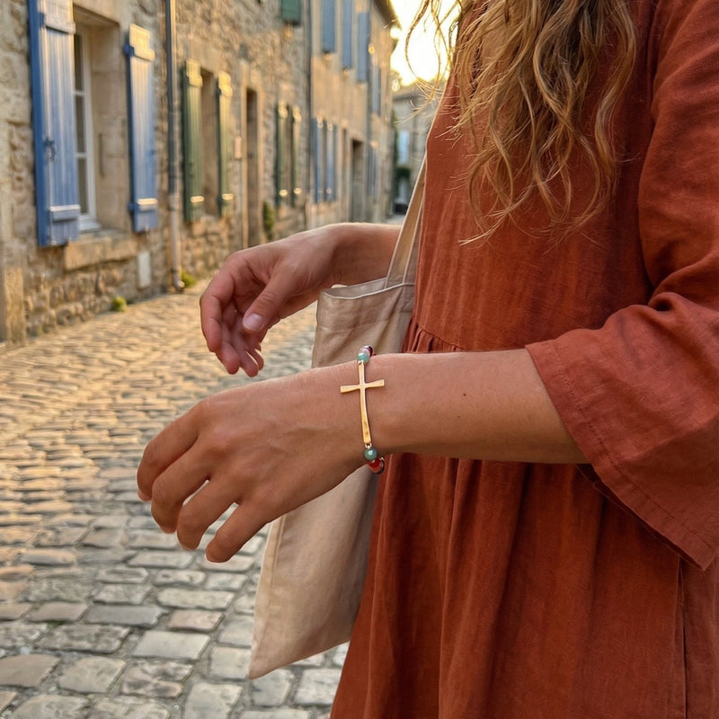 Bracelet perles cristal facettées, croix dorée centrale, bijou religieux élégant et lumineux, modèle Faith