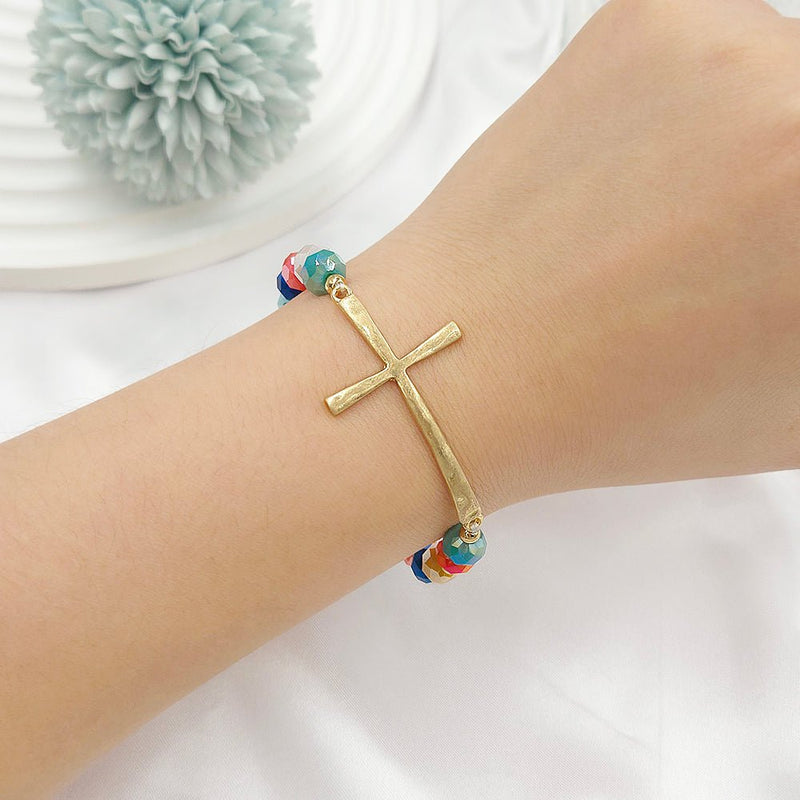 Bracelet perles cristal facettées, croix dorée centrale, bijou religieux élégant et lumineux, modèle Faith