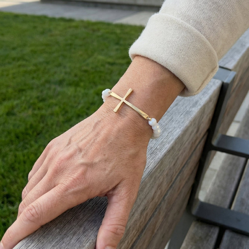 Bracelet perles cristal facettées, croix dorée centrale, bijou religieux élégant et lumineux, modèle Faith