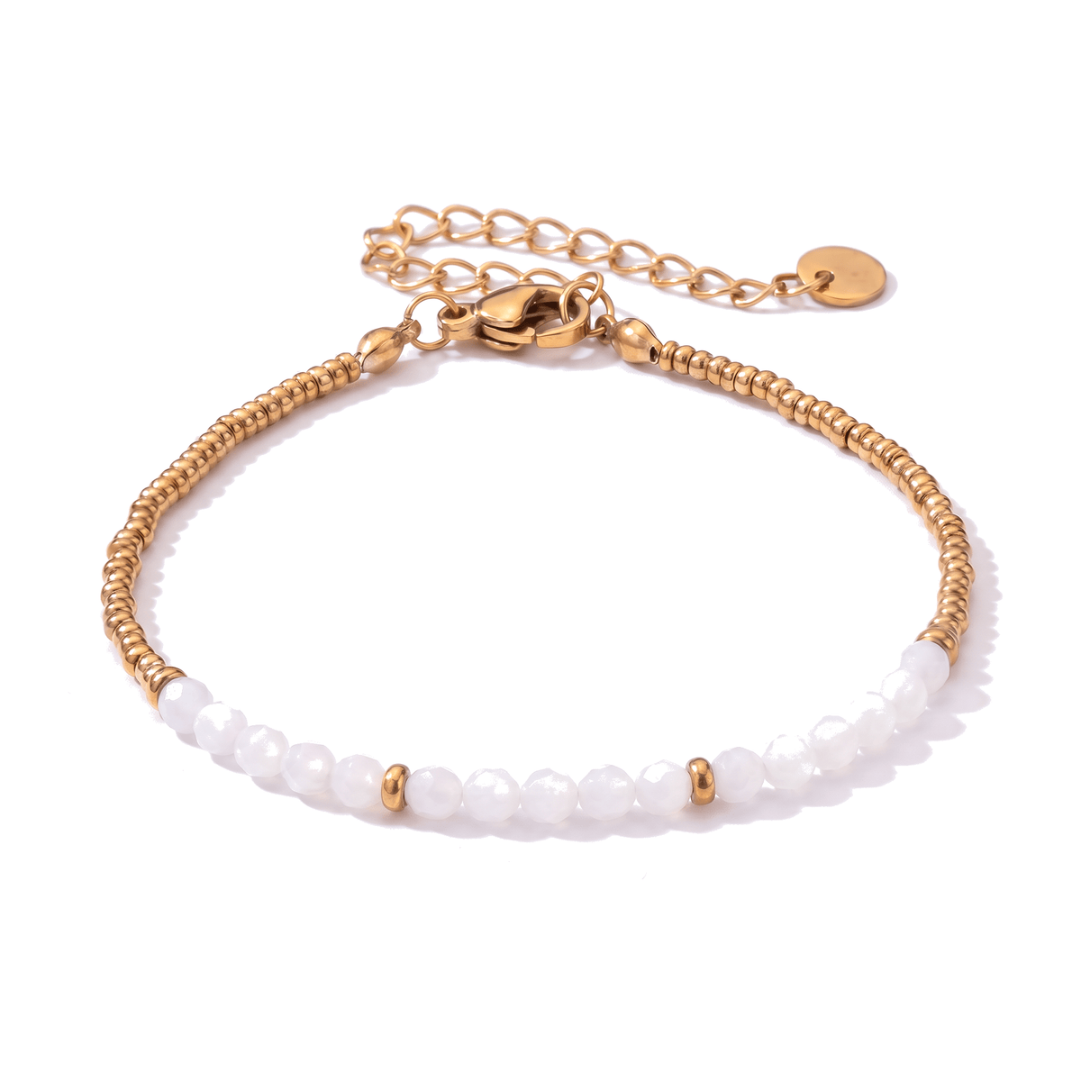 Packshot studio bracelet Dison Howlite, vue frontale basse posée sur table, fond blanc pur — 9 octobre 2026