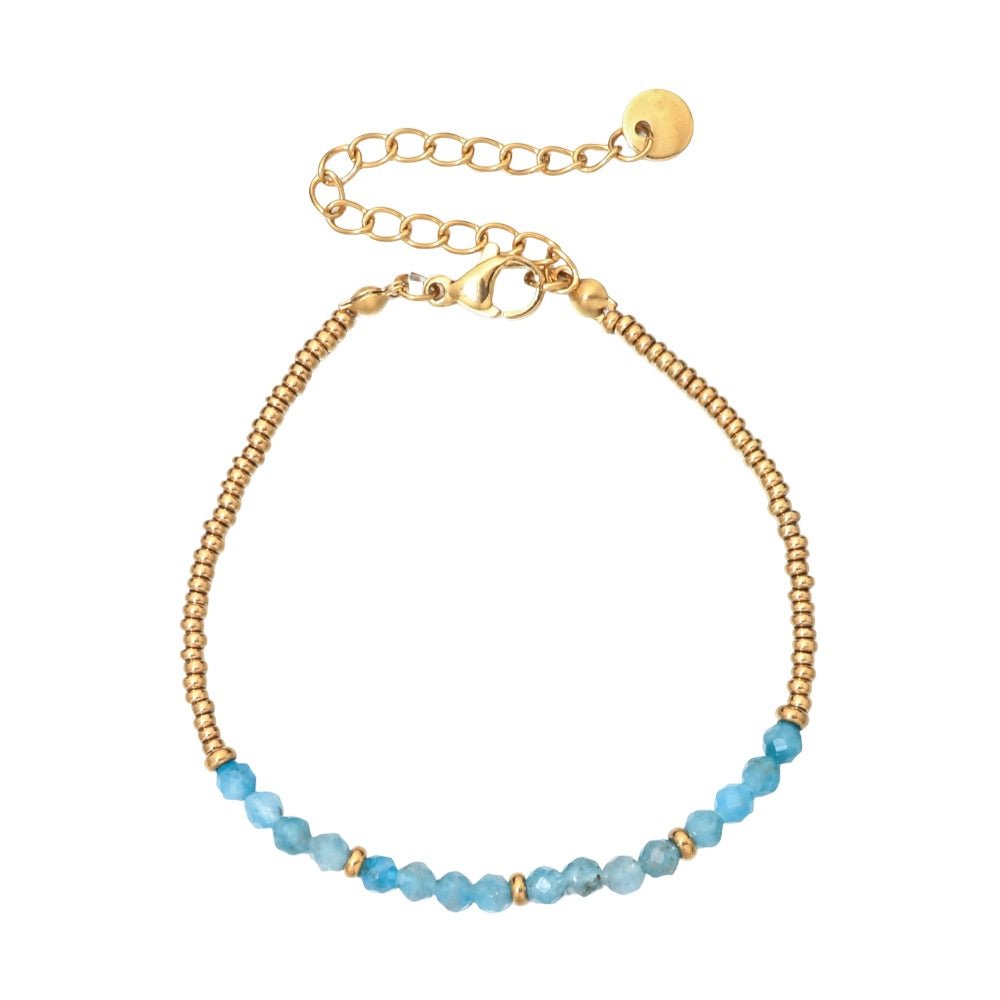 Bracelet fin en perles bleues naturelles et perles dorées, chaîne ajustable avec fermoir mousqueton doré.