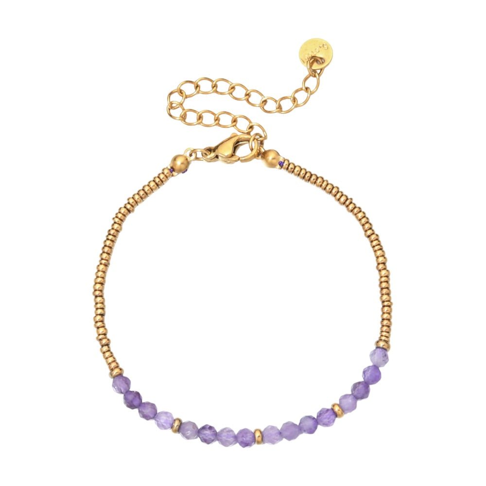 Bracelet fin avec perles naturelles violettes et petites perles dorées, fermoir mousqueton doré, style rétro chic.