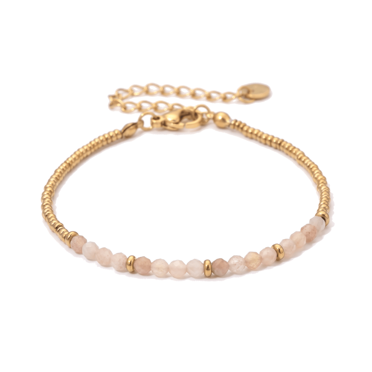 Packshot studio bracelet Dison Pierre de lune, vue frontale basse posée sur table, fond blanc pur — 9 octobre 2026