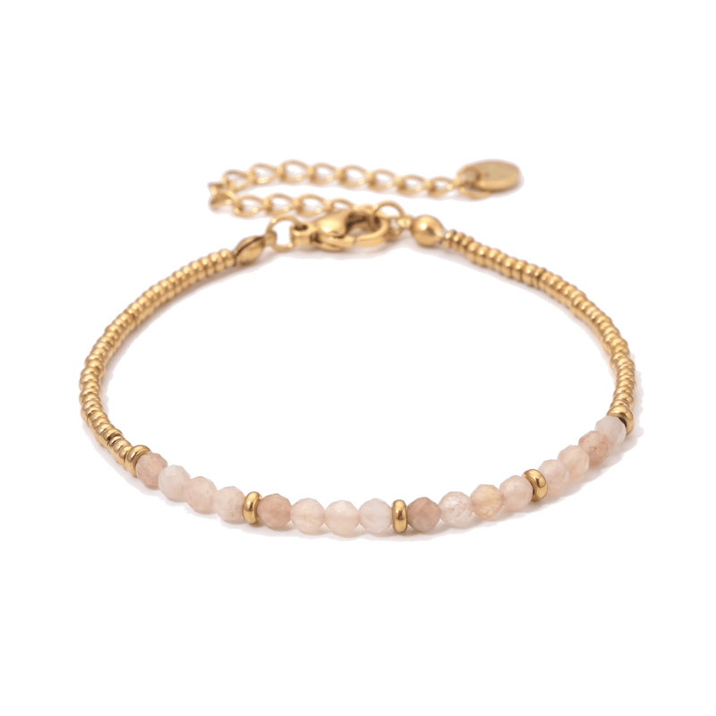 Packshot studio bracelet Dison Pierre de lune, vue frontale basse posée sur table, fond blanc pur — 9 octobre 2026