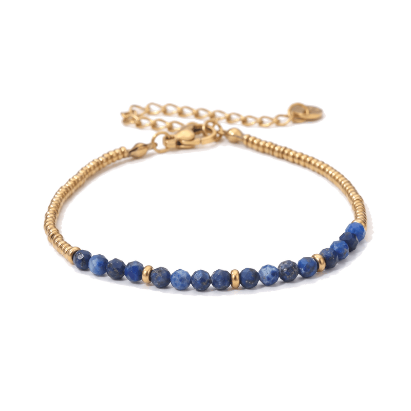 Packshot studio bracelet Dison Lapis lazuli, vue frontale basse posée sur table, fond blanc pur — 9 octobre 2026
