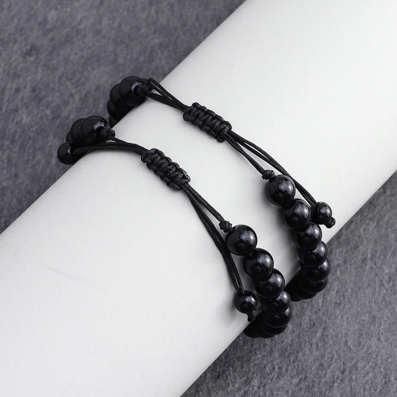 Bracelet ajustable en cordon noir avec perles en obsidienne noire et plaque rectangulaire acier inoxydable personnalisable.