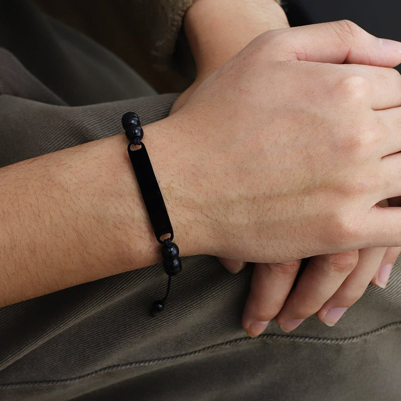 Bracelet homme en perles d’obsidienne noire avec cordon noir ajustable et plaque en acier inoxydable lisse personnalisable.