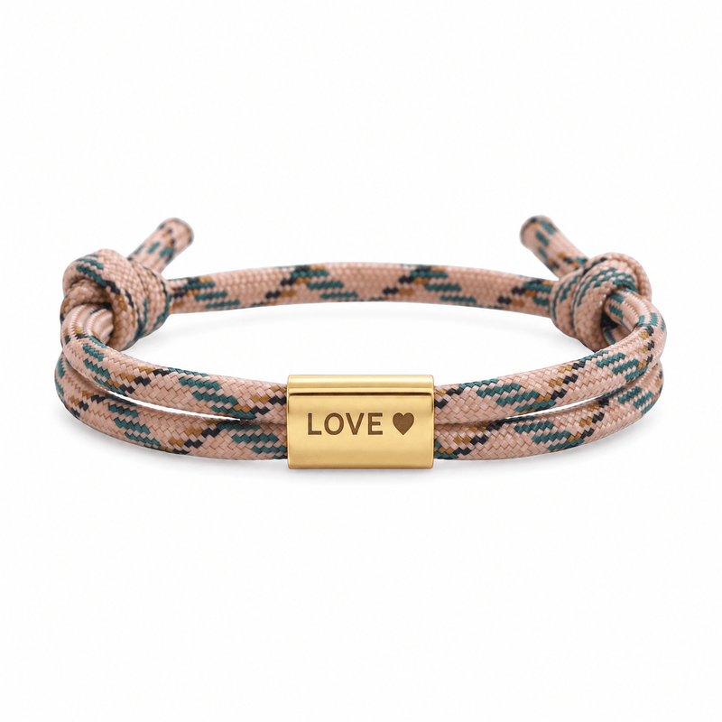 Bracelet Veyron Camouflage et or, plaque centrale gravée LOVE ♥, posé de face sur fond blanc