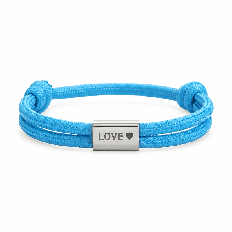 Bracelet Veyron Bleu et argent, plaque centrale gravée LOVE ♥, posé de face sur fond blanc