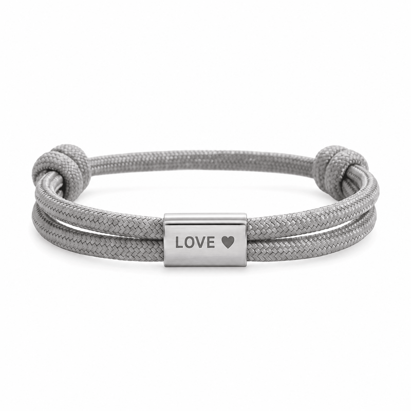 Bracelet Veyron Gris et argent, plaque centrale gravée LOVE ♥, posé de face sur fond blanc