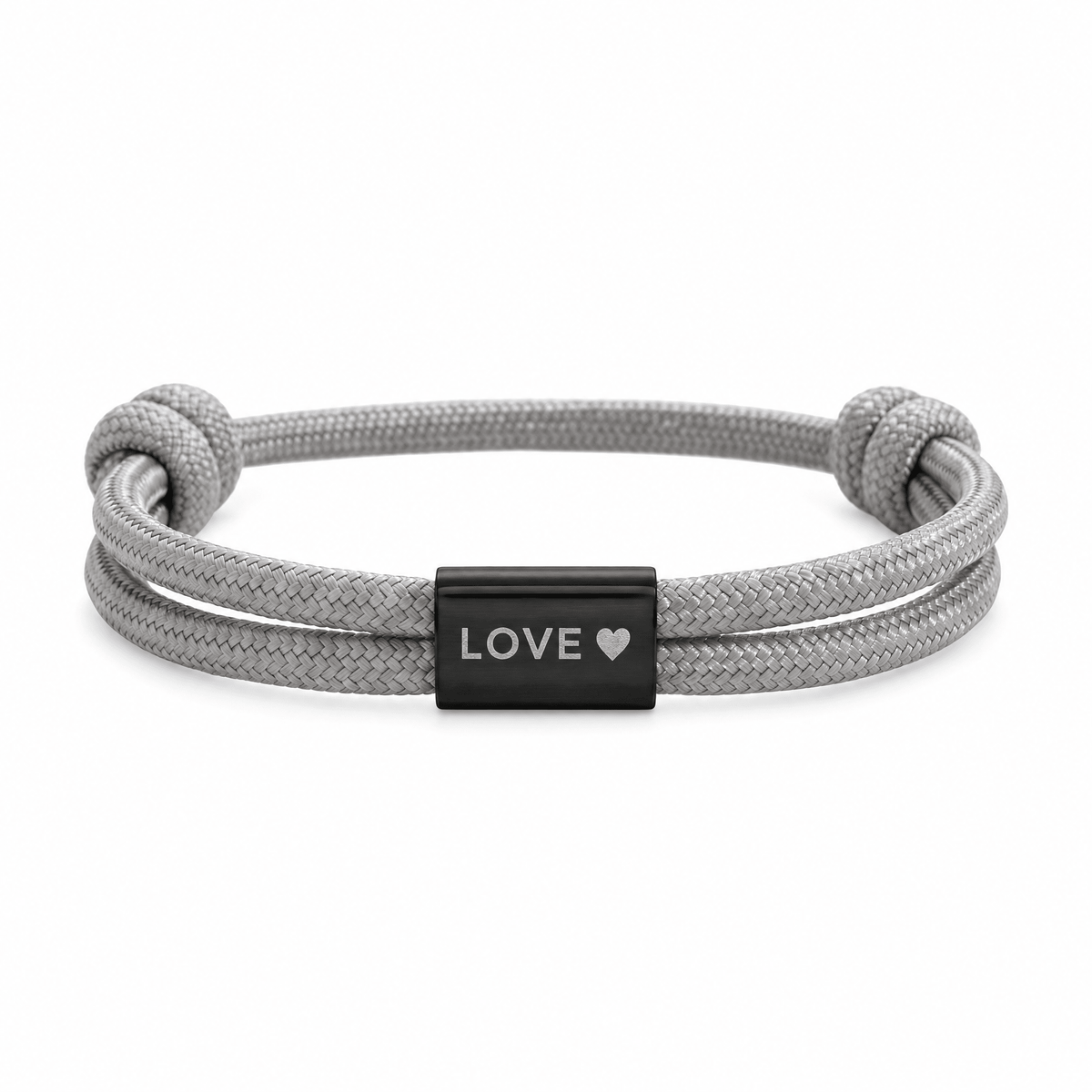 Bracelet Veyron Gris et noir, plaque centrale gravée LOVE ♥, posé de face sur fond blanc