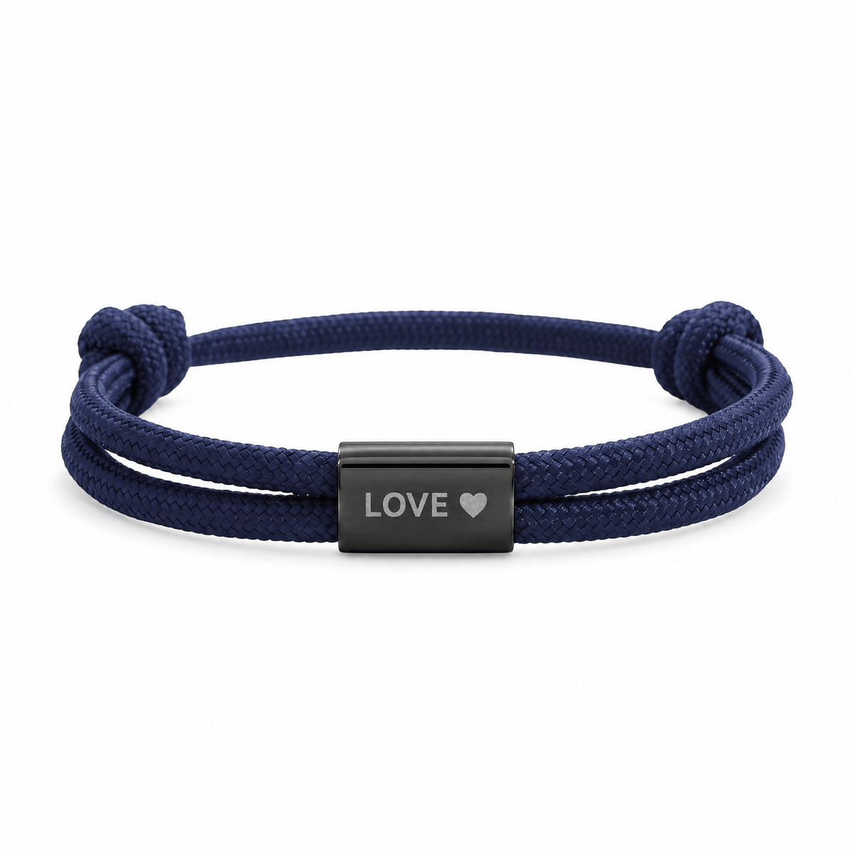 Bracelet Veyron Bleu marine et noir, plaque centrale gravée LOVE ♥, posé de face sur fond blanc