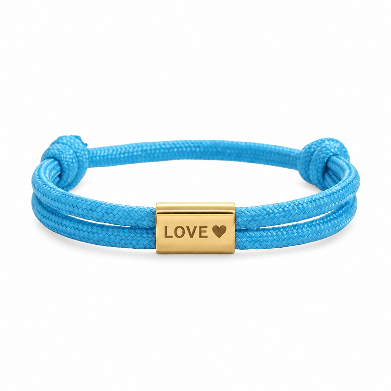 Bracelet Veyron Bleu et or, plaque centrale gravée LOVE ♥, posé de face sur fond blanc