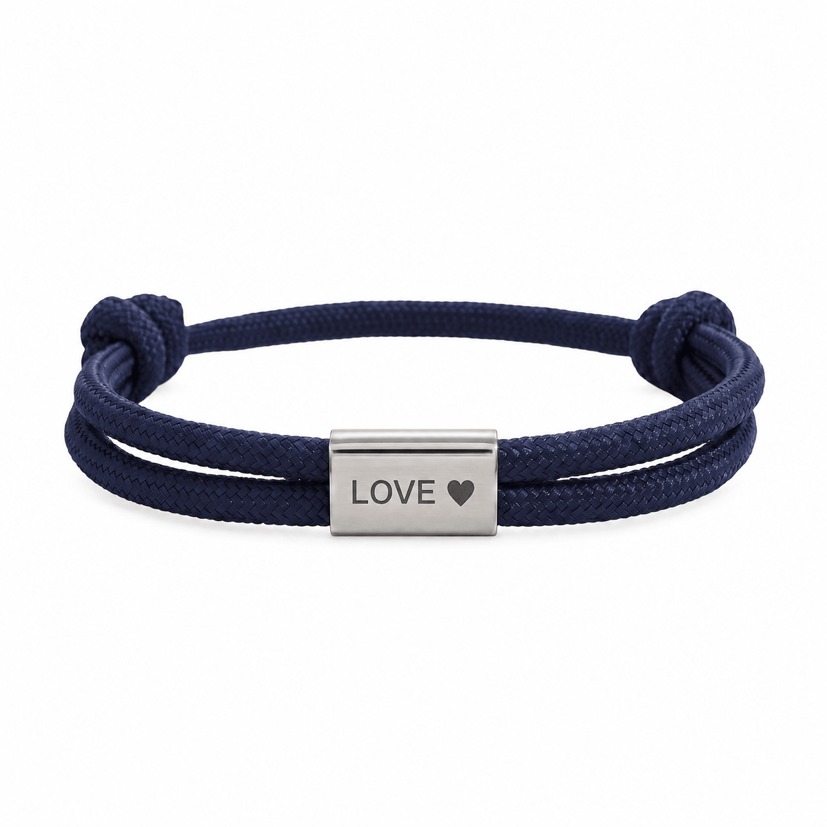 Bracelet Veyron Bleu marine et argent, plaque centrale gravée LOVE ♥, posé de face sur fond blanc
