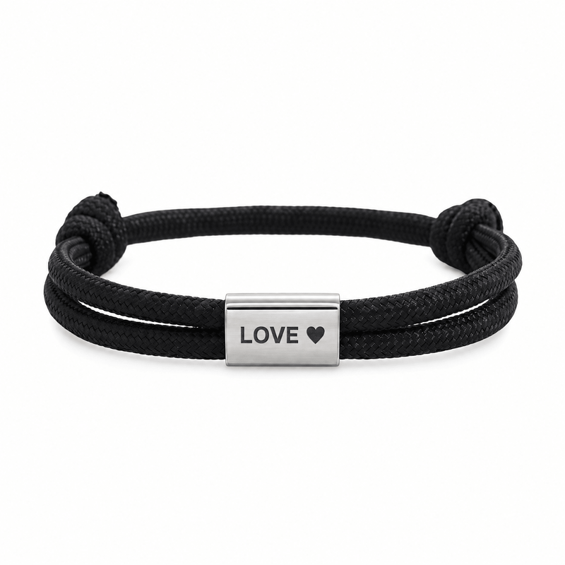 Bracelet Veyron Noir et argent, plaque centrale gravée LOVE ♥, posé de face sur fond blanc