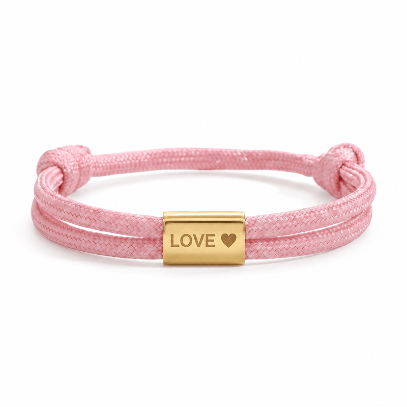 Bracelet Veyron Rose et or, plaque centrale gravée LOVE ♥, posé de face sur fond blanc