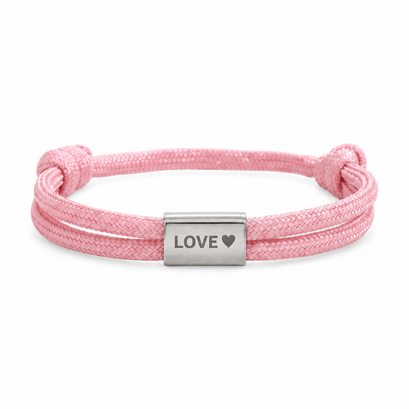 Bracelet Veyron Rose et argent, plaque centrale gravée LOVE ♥, posé de face sur fond blanc