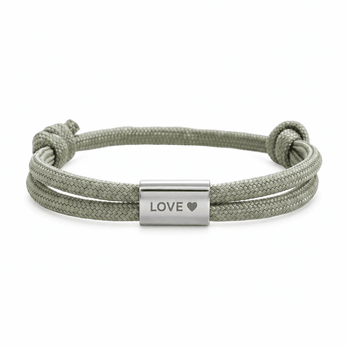 Bracelet Veyron Vert et argent, plaque centrale gravée LOVE ♥, posé de face sur fond blanc