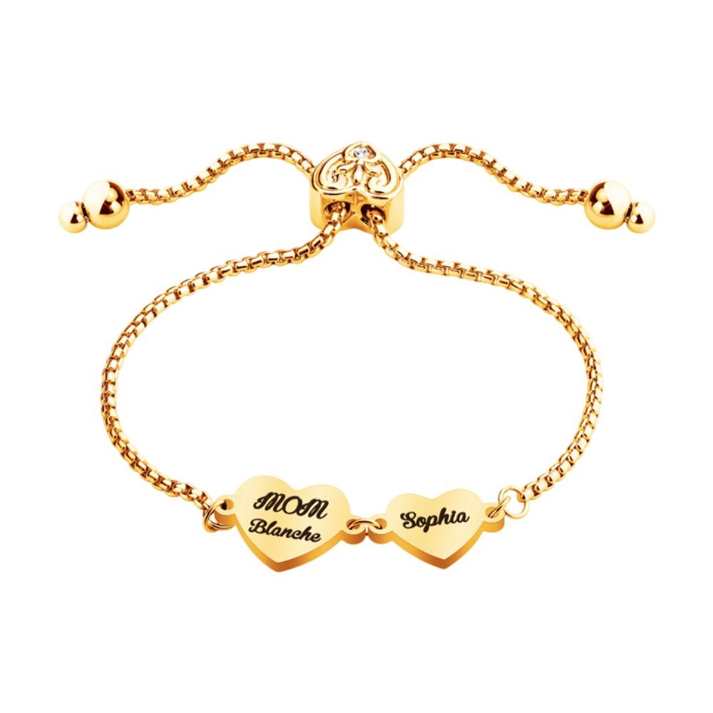 Bracelet ajustable en acier inoxydable doré avec deux cœurs gravés des prénoms "MOM" et "Sophia" liés par une fine chaîne à.