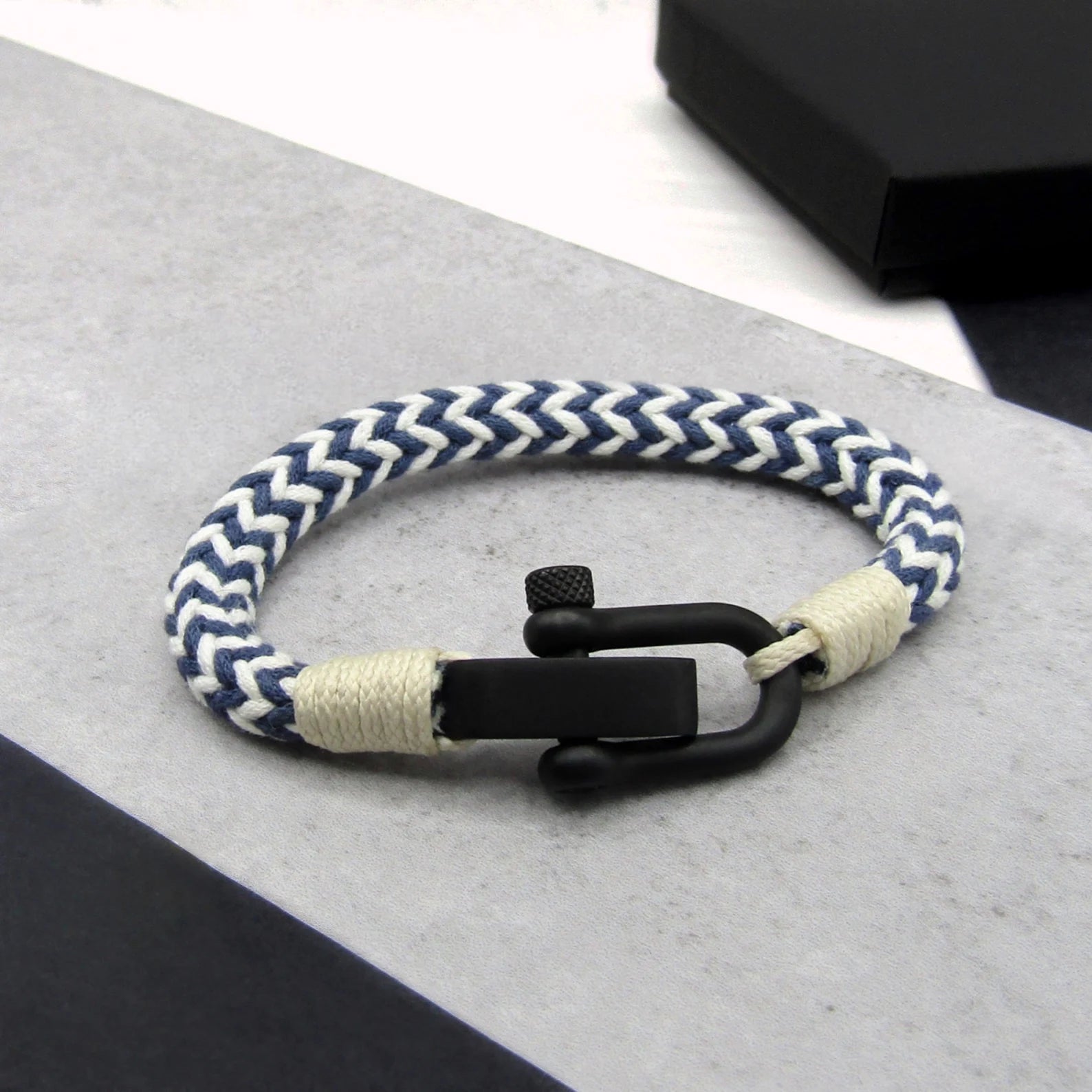 Bracelet personnalisé à mousqueton noir, pour homme, modèle Ilyes - La Boutique du Bracelet