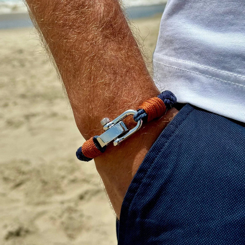 Bracelet homme bleu en cordon avec mousqueton métal et détail cuir marron.