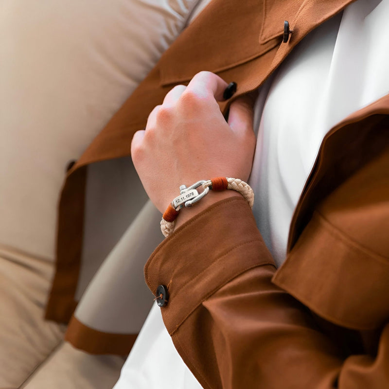 Bracelet homme beige en corde tressée avec mousqueton argenté, style casual élégant.