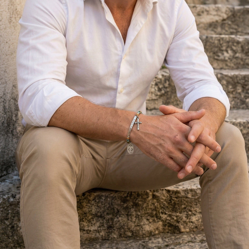 Bracciale personalizzato con perle in pietra naturale, medaglia religiosa e croce pendente, tubo curvo da incidere, modello Trinity