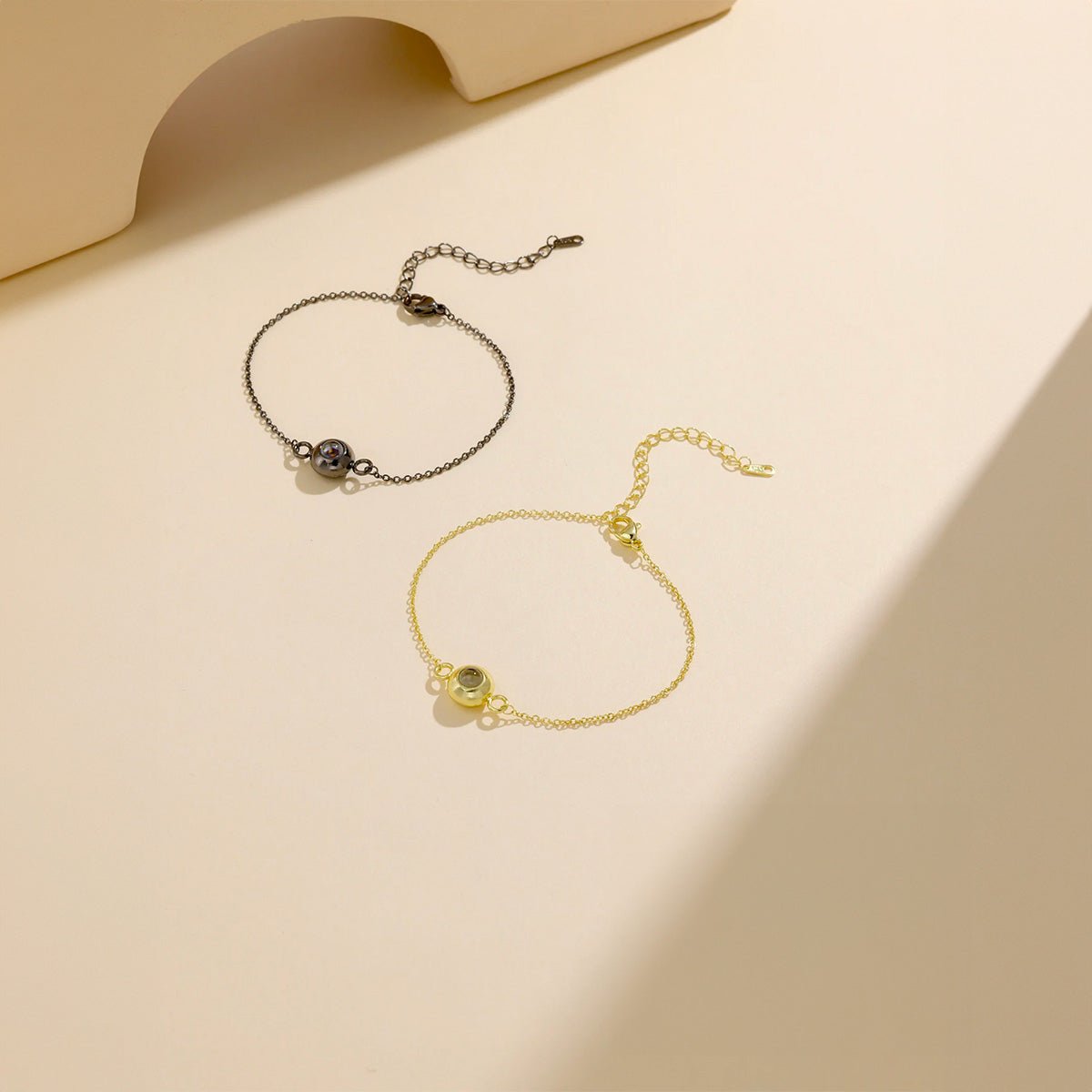 Bracelet chaîne fine ajustable en acier inoxydable avec pendentif rond gravé, finition or et argent.