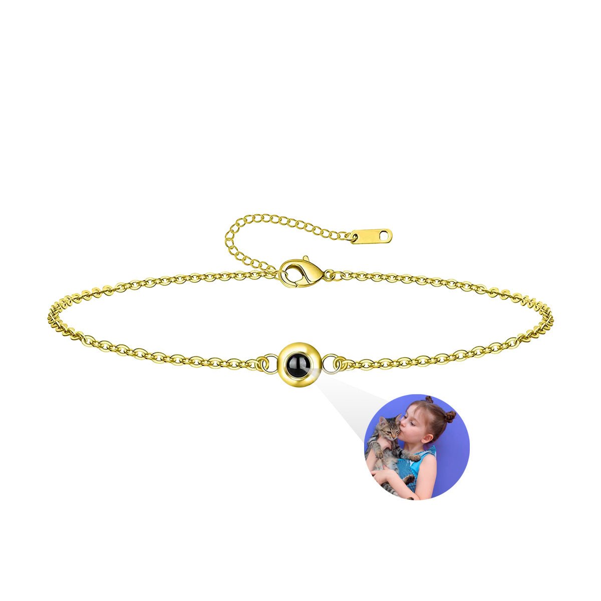 Bracelet fin en acier inoxydable doré avec chaîne ajustable et pendentif sphérique à projection photo personnalisée.