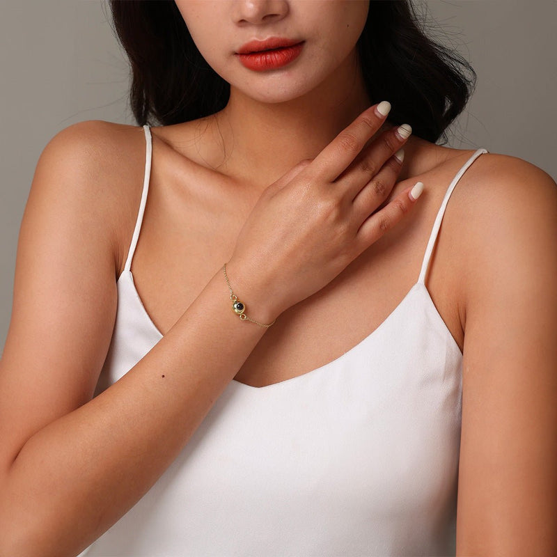 Bracelet fin en acier inoxydable doré avec pendentif rond personnalisable, chaîne ajustable élégante.