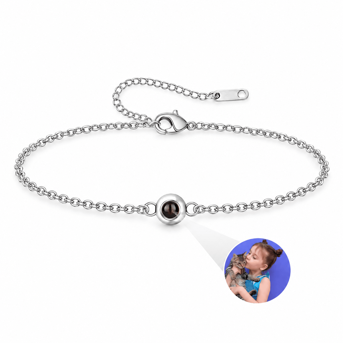Bracelet personnalisé à projection photo, chaîne maille Rolo en acier inoxydable — modèle Karmeni — Argent — packshot studio photo sous lentille
