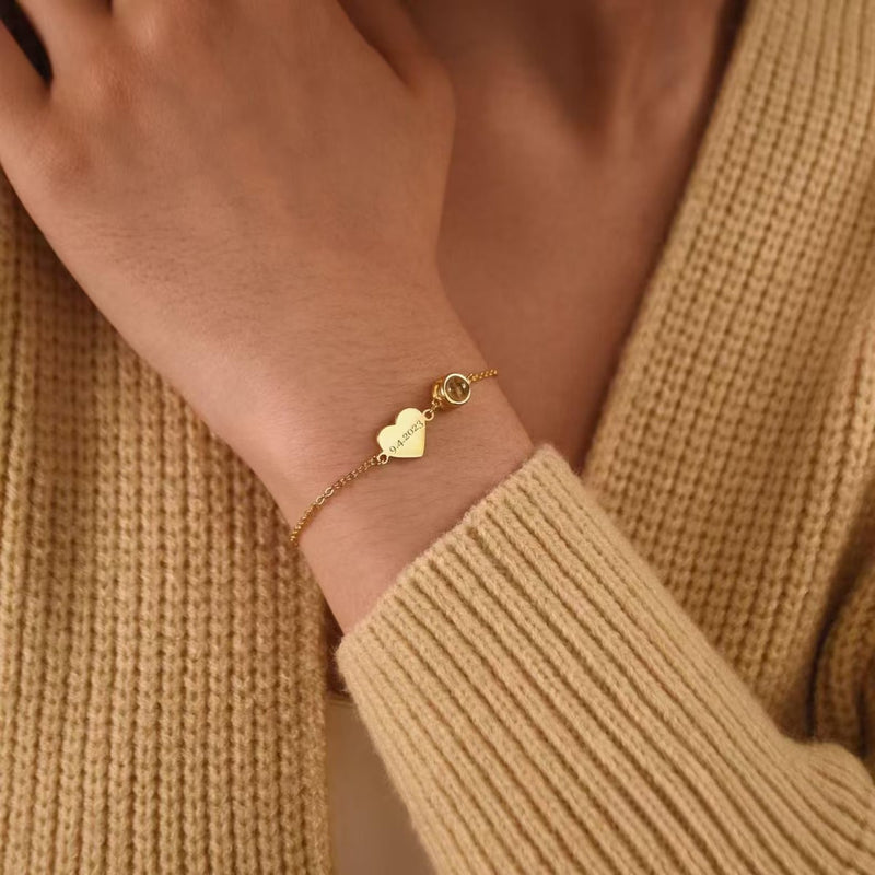 Bracelet fin en acier inoxydable doré avec pendentif cœur gravé et photo personnalisée, style délicat.