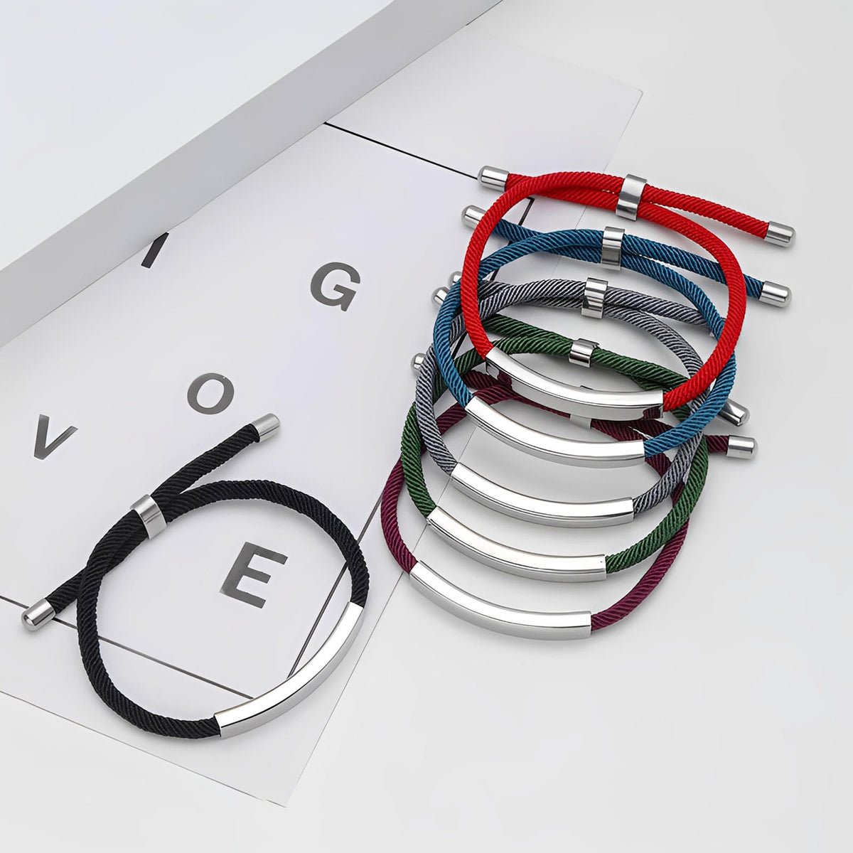 Lot de bracelets cordon nylon colorés avec barre en acier inoxydable et fermoir coulissant, style épuré et moderne.