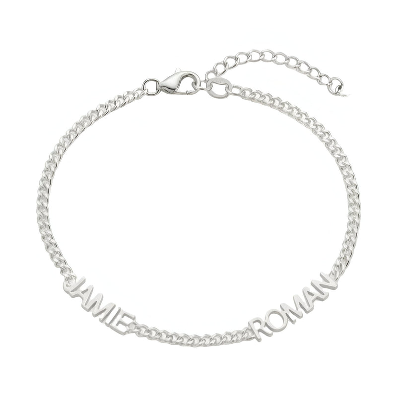 Bracelet fin en acier inoxydable argenté avec maillons cubains et deux prénoms découpés "JAMIE" et "ROMAIN".
