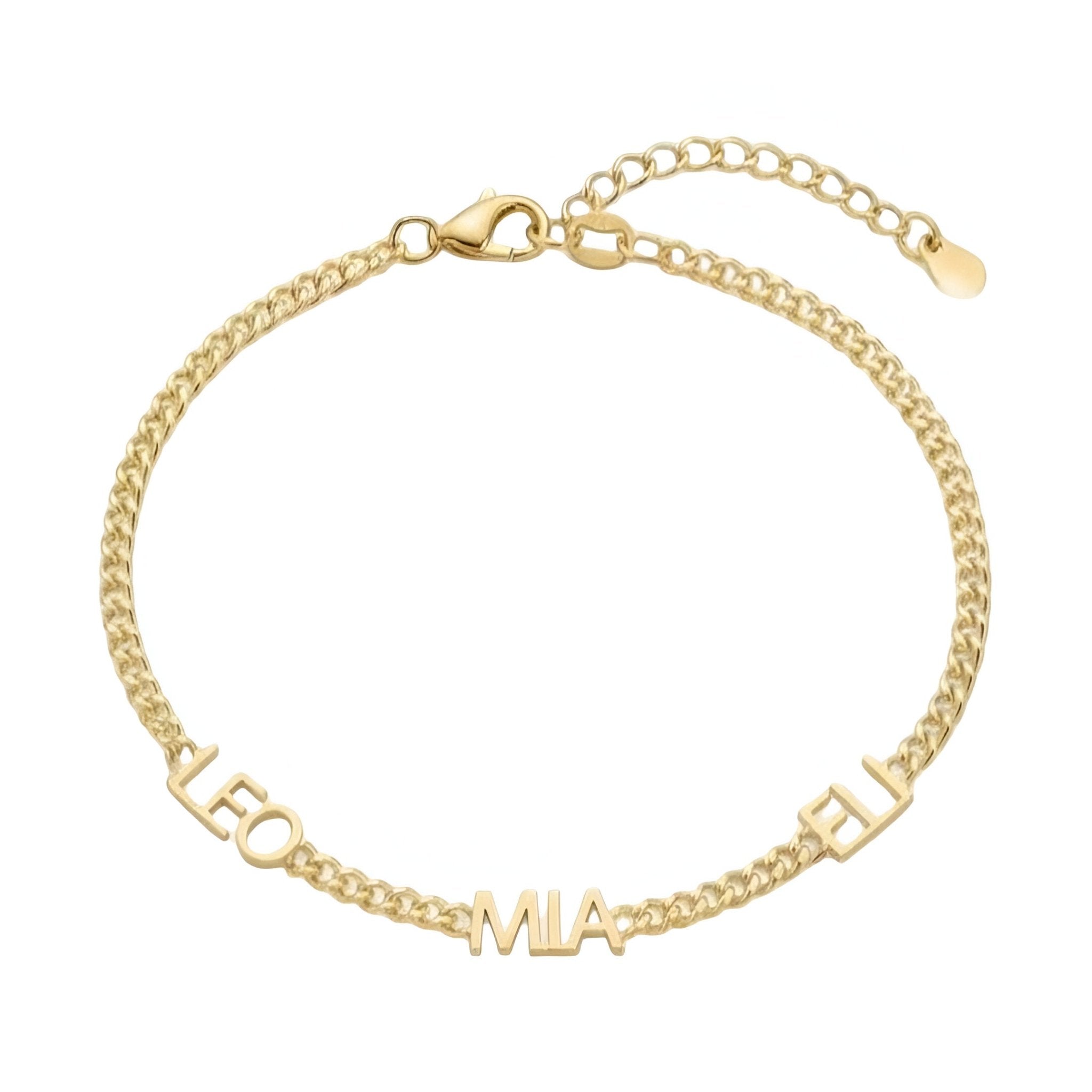 Bracelet en acier inoxydable doré avec chaîne maille cubaine fine et trois prénoms taillés LEO, MIA, TJ.