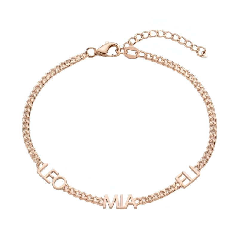 Bracelet en acier inoxydable doré rose avec chaîne maille cubaine fine et trois prénoms taillés LEO, MIA, TI.